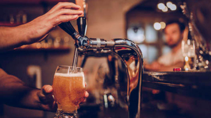 Fadøl bliver hældt op hos den hyggelige Gordons Pub i Ishøj By center