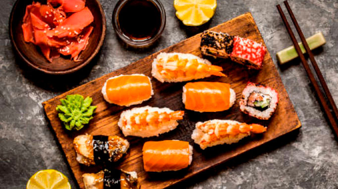 Farverige sushi stykker fra Musashi's Ad Libitum i Ishøj